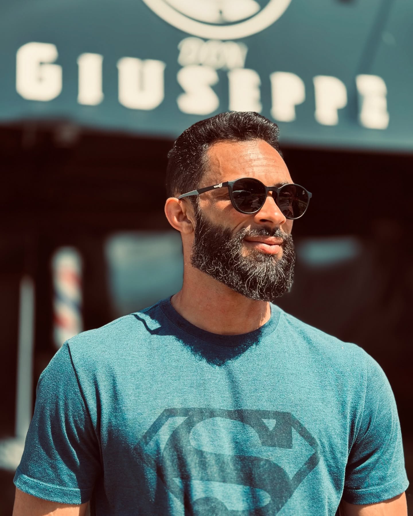 Cliente da Don Giuseppe em frente à barbearia